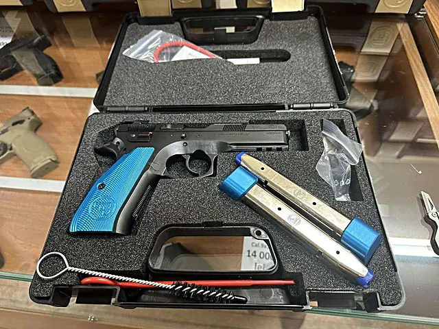 Витрина с оружием в магазине Magnum