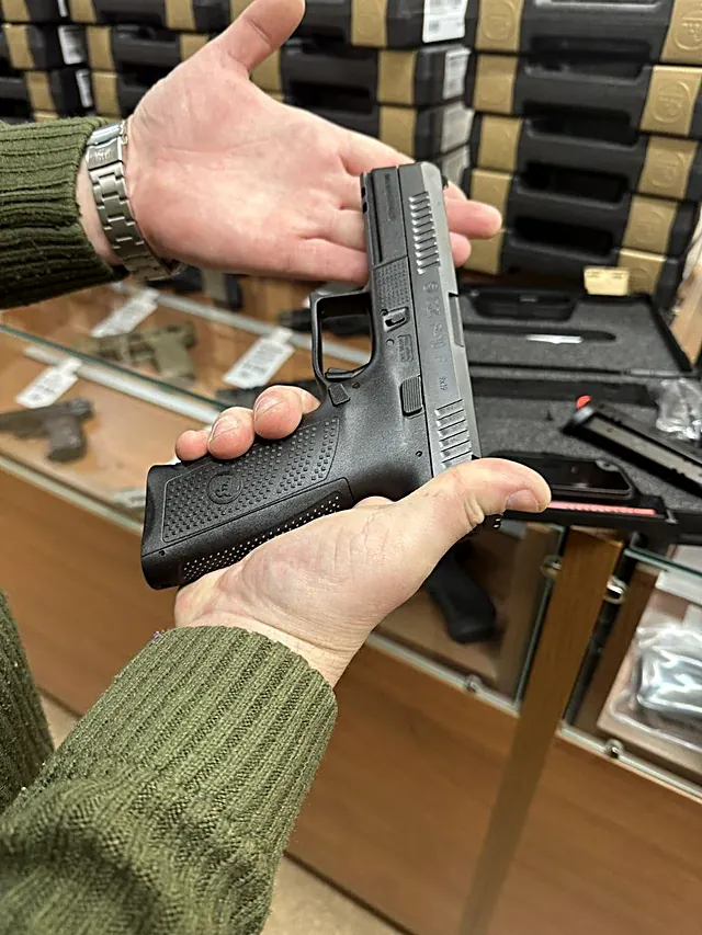 Витрина с оружием в магазине Magnum