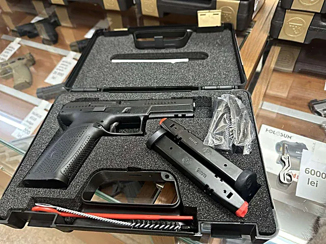 Витрина с оружием в магазине Magnum