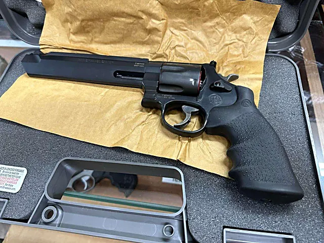 Витрина с оружием в магазине Magnum