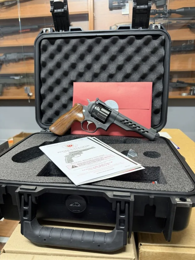Витрина с оружием в магазине Magnum