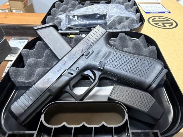Витрина с оружием в магазине Magnum