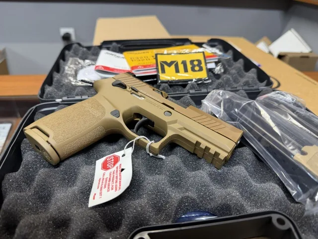Витрина с оружием в магазине Magnum