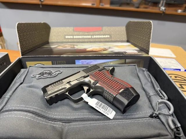 Витрина с оружием в магазине Magnum