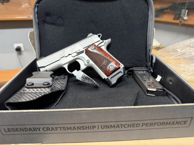 Витрина с оружием в магазине Magnum