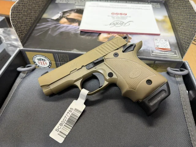 Витрина с оружием в магазине Magnum
