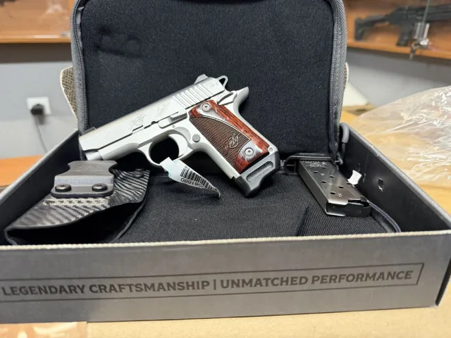Витрина с оружием в магазине Magnum