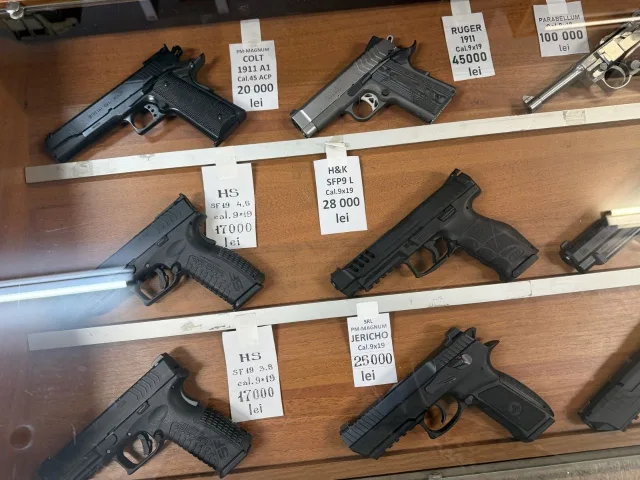 Витрина с оружием в магазине Magnum