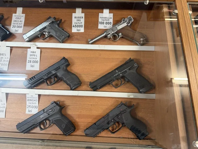 Витрина с оружием в магазине Magnum